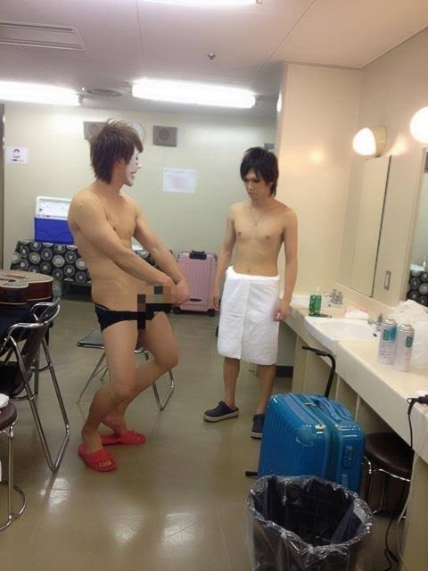 樽美酒研二“顔出し”どアップ&丸メガネ和装姿「イケメン過ぎて目が離せない」「はうっ 撃ち抜かれました」