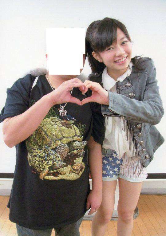 まだ現役女子高生？　ももクロ・佐々木彩夏、AKB48とコラボで制服姿披露