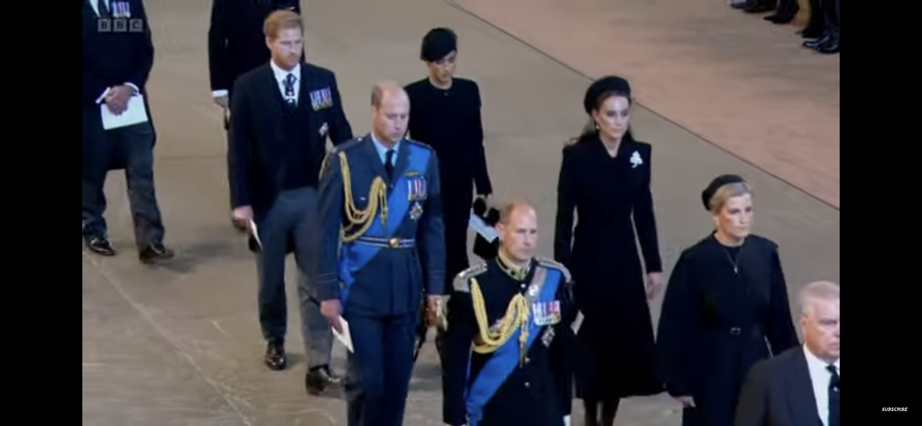 イギリス エリザベス女王 一般の弔問前に 会場近くに長い列