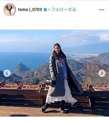 板野友美　絶景ホテルの高層階で「夏よ、さよなら」　胸元開いた妖艶なワンピ姿が「アンニュイ」と話題