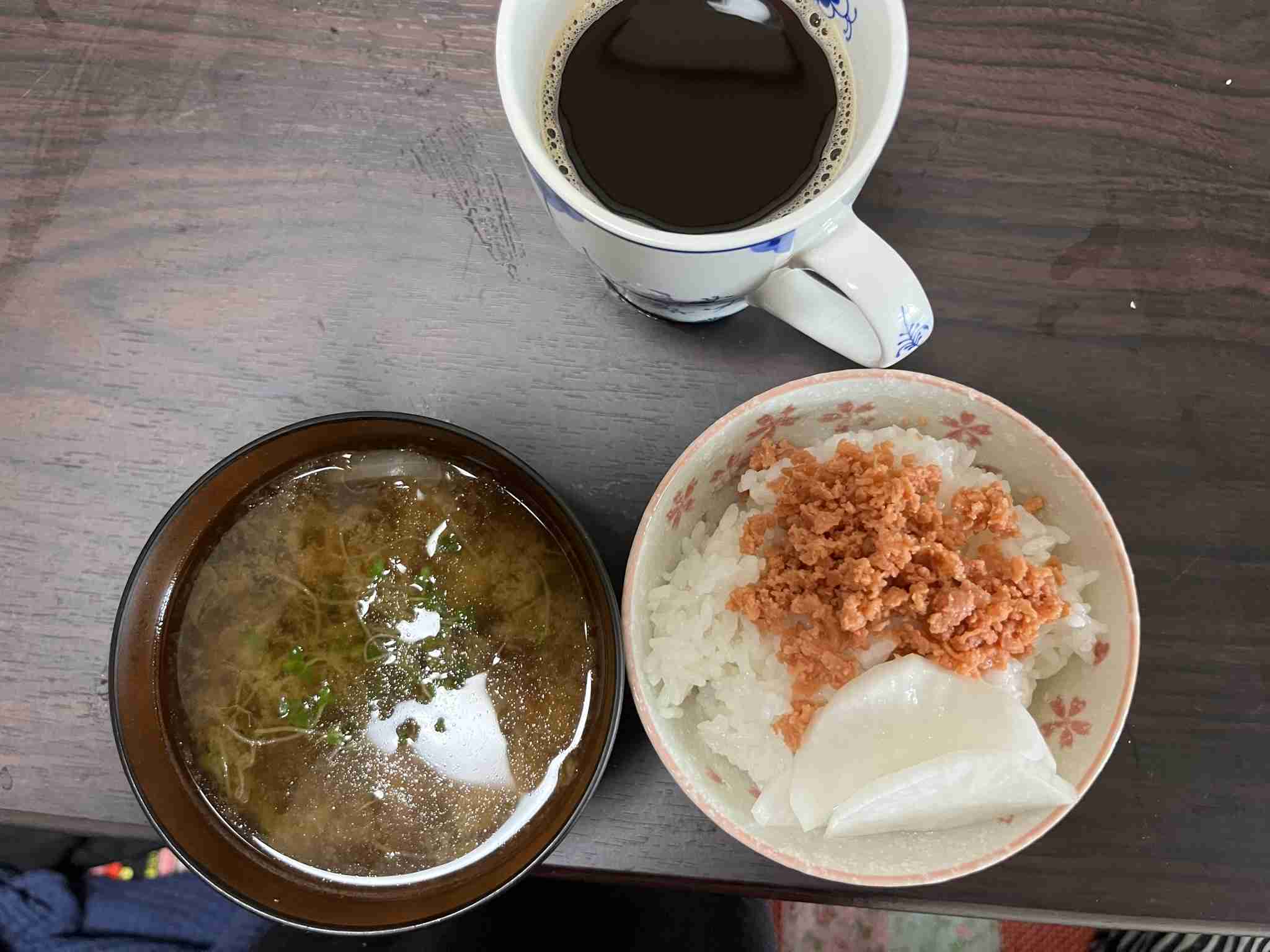 「世間一般がイメージする“質素な食事”」と「リアルな“質素な食事”」の差がエグい「ほんとこれ」「スティックパンが最強」