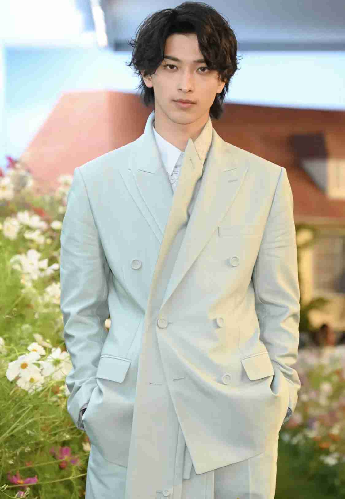 横浜流星の2023年カレンダーは沖縄で撮り下ろし、大自然に抱かれ解放される