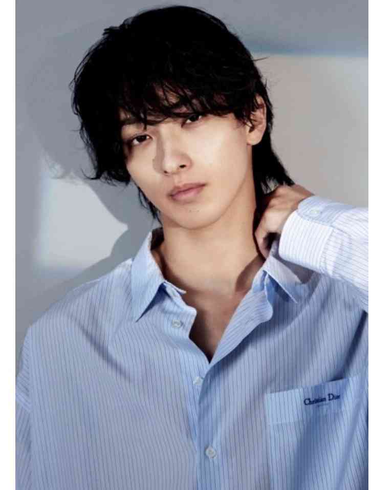 横浜流星の2023年カレンダーは沖縄で撮り下ろし、大自然に抱かれ解放される