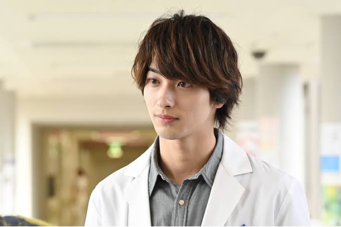 横浜流星の2023年カレンダーは沖縄で撮り下ろし、大自然に抱かれ解放される