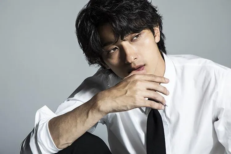 横浜流星の2023年カレンダーは沖縄で撮り下ろし、大自然に抱かれ解放される