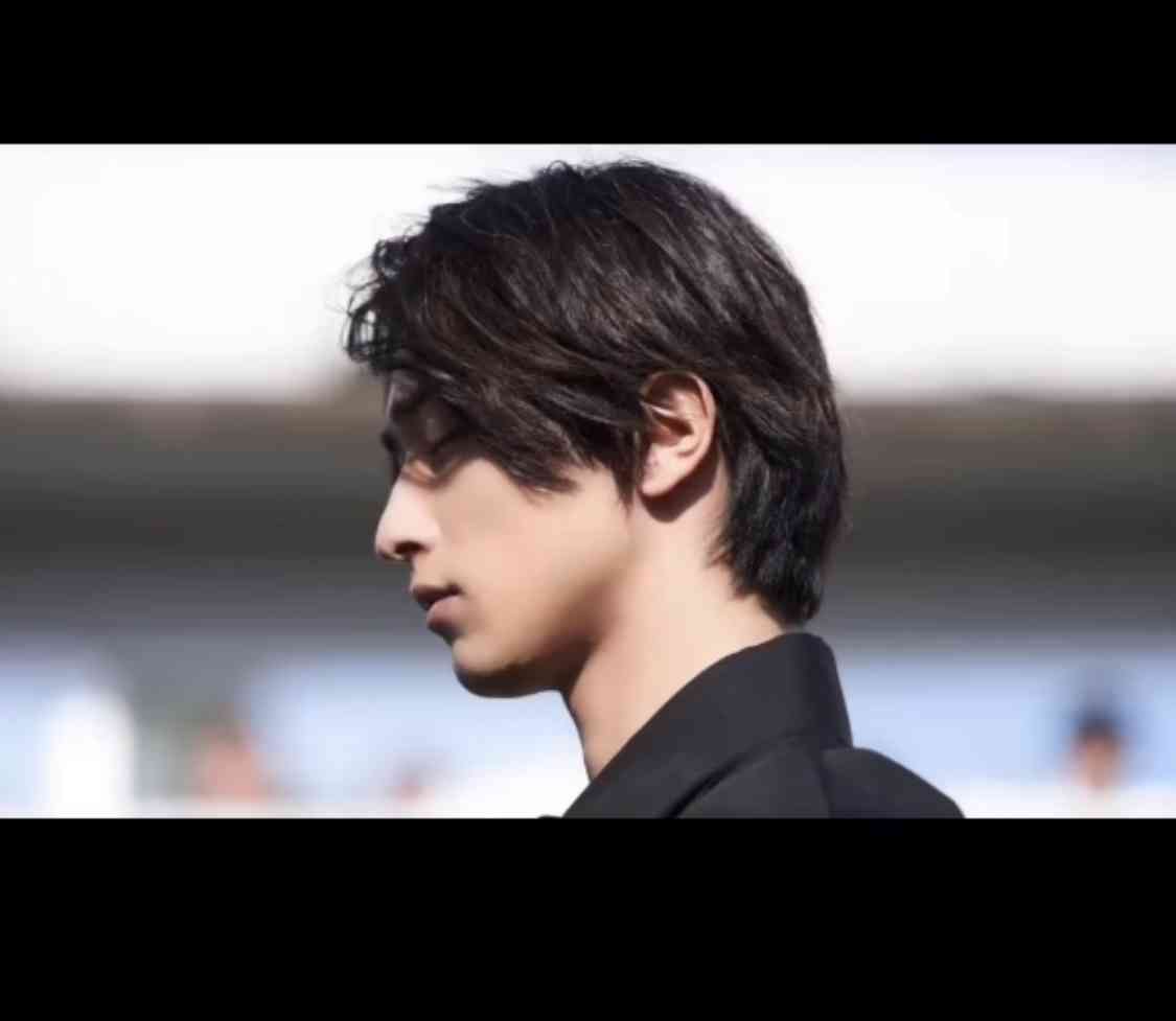 横浜流星の2023年カレンダーは沖縄で撮り下ろし、大自然に抱かれ解放される