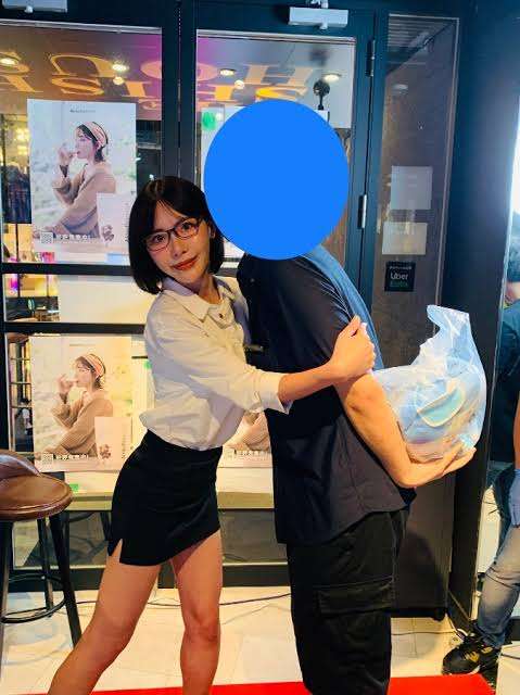 セクシー女優・深田えいみとハグ→「5年付き合った女性」にフラれる…夫婦の場合、離婚されても仕方ない?