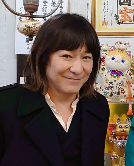小室哲哉、金髪ボブの63歳私服姿＆手首のタトゥーを披露「かっこいい」「ラフな姿も素敵」