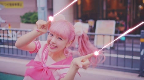 藤田ニコル、秋の私服ショット公開　セリーヌの新作バッグたまらん　「めちゃかわいいね」とファン歓喜