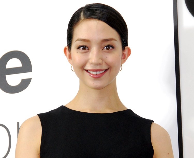 「ちょっと疲れ気味」の松島花、クリクリヘアで笑顔の自撮りに「美しい」「ちょっと眠たそうな顔」の声