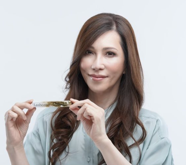 KABA.ちゃん、金髪ロング＆メイクの53歳最新ショット公開！美人化が話題