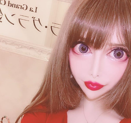 “整形に3億円”話題のヴァニラ、ワンピース私服姿に反響「美しい」「スタイル良い」