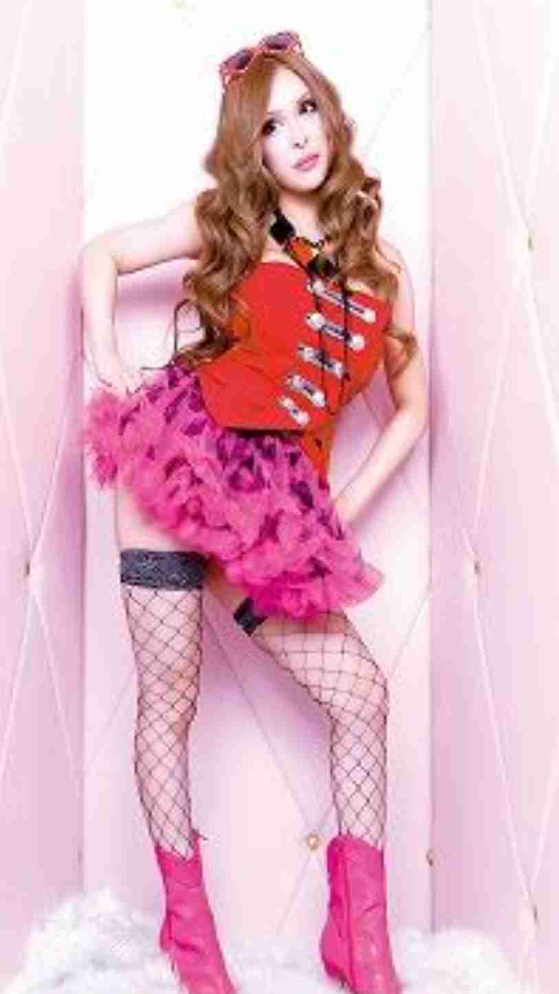 “整形に3億円”話題のヴァニラ、ワンピース私服姿に反響「美しい」「スタイル良い」
