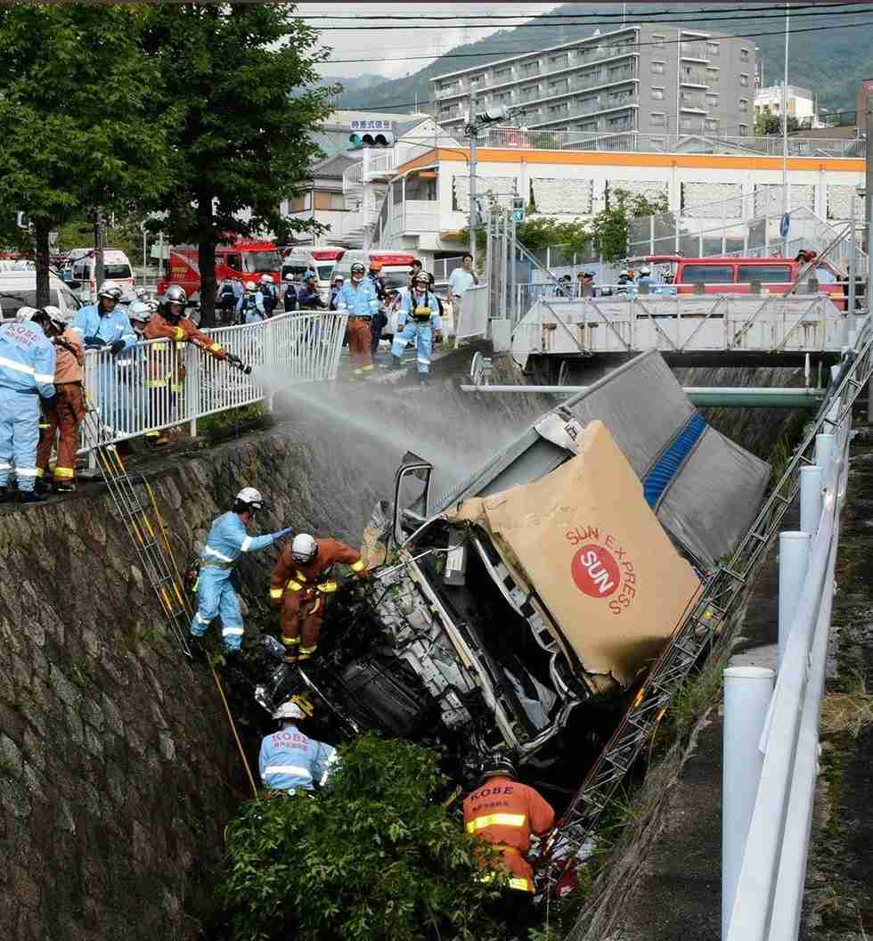 事故直前にサイドブレーキかけたか　観光バス横転