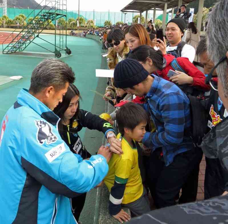 カズ（三浦知良）が新国立で渾身プレー「お待たせしました、お待たせしすぎたかもしれません！」