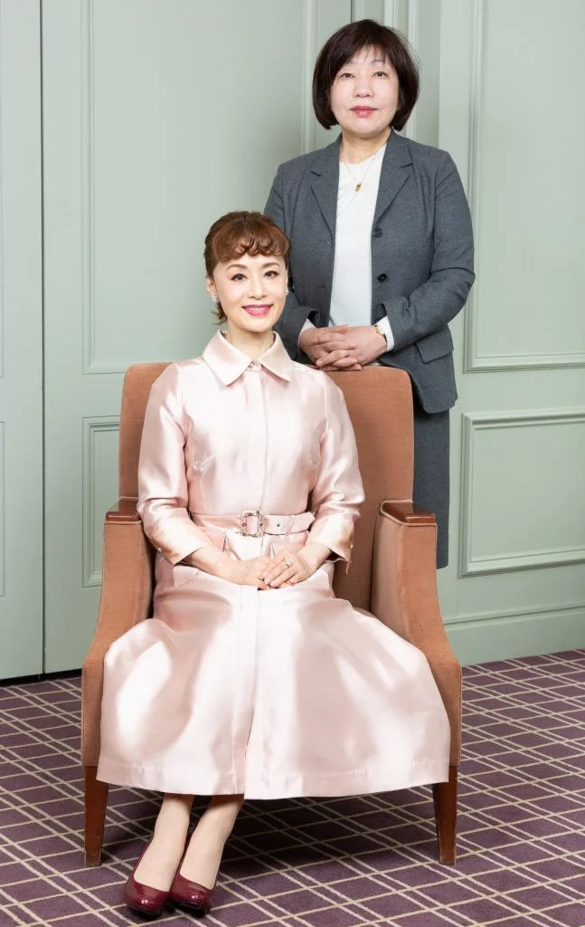 63歳・安藤優子さん、膝上ミニ&全身赤の私服コーデが素敵!「細くって綺麗な足」「素敵すぎる」
