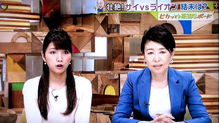 63歳・安藤優子さん、膝上ミニ&全身赤の私服コーデが素敵!「細くって綺麗な足」「素敵すぎる」
