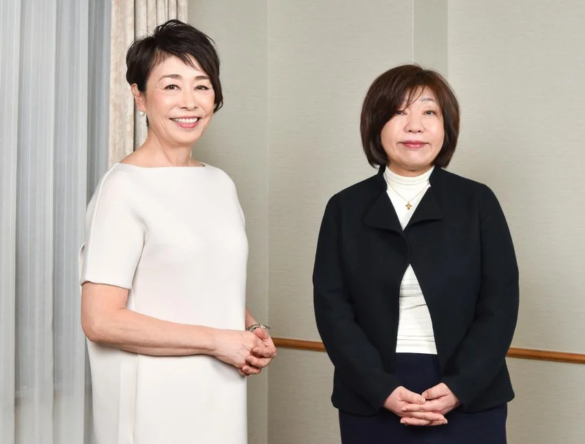 63歳・安藤優子さん、膝上ミニ&全身赤の私服コーデが素敵!「細くって綺麗な足」「素敵すぎる」