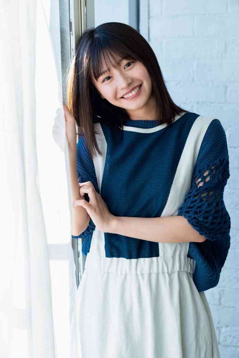 お店で社長にスカウトされ…浅倉唯「ラウンジ嬢時代のドレス写真」
