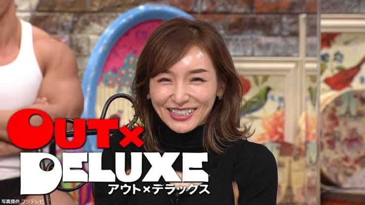 加護亜依が海沿いサウナ訪問「ととのい顔、失礼致します」右手をほおにあて濡れた髪や美肌披露