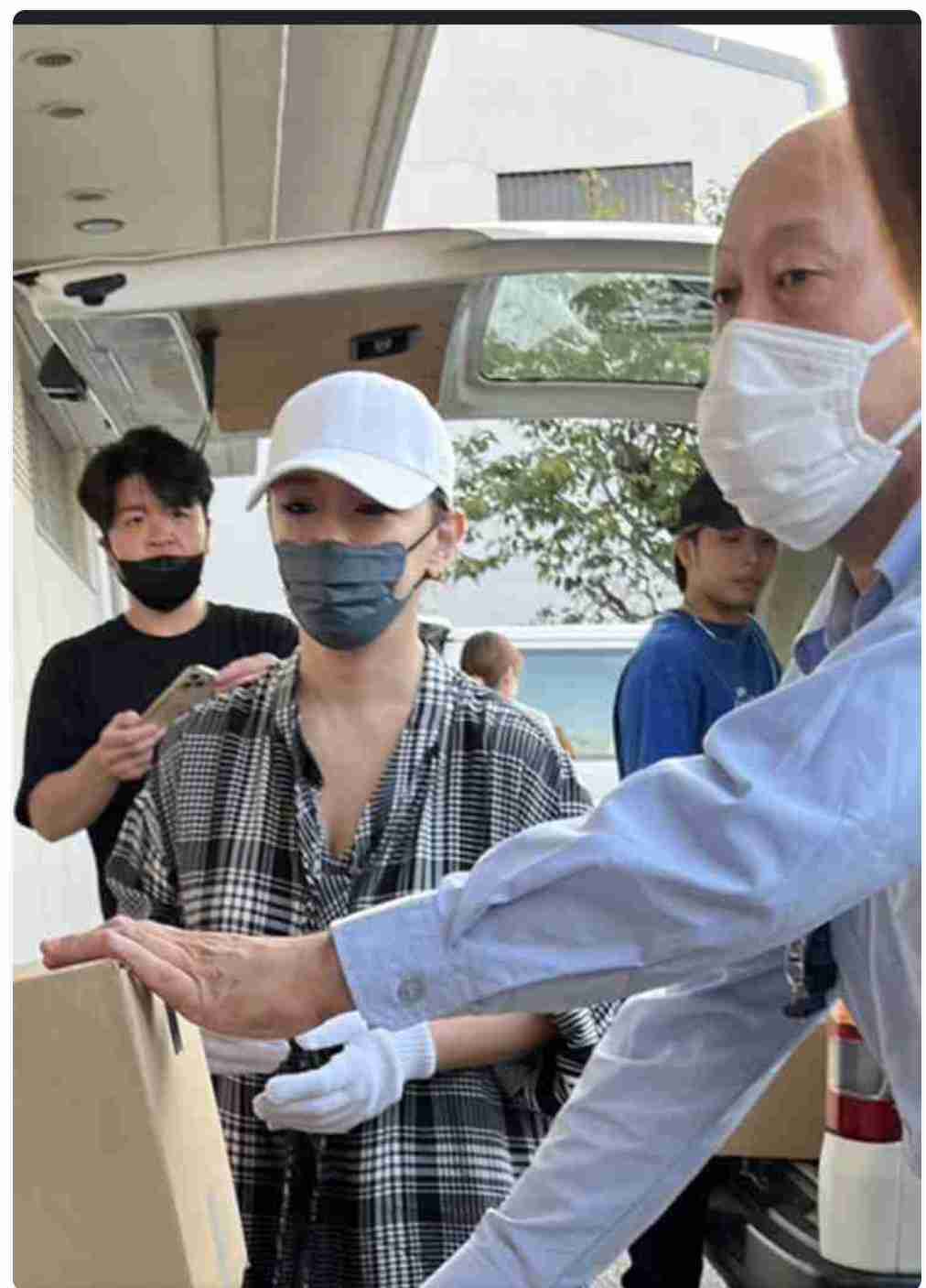浜崎あゆみ、被災地支援で訪れた保育園からサプライズ 子供たちの手作り感謝状に「感涙」