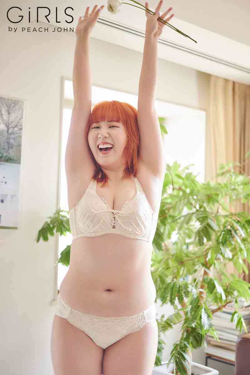 井上咲楽＆なえなの、ランジェリー姿の新ビジュ「自然に盛れます！」