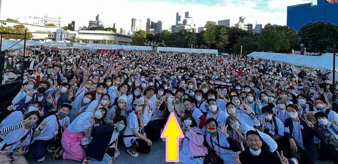 何があるのか気になって仕方がない 約7割の人が街中でやってしまう行動とは