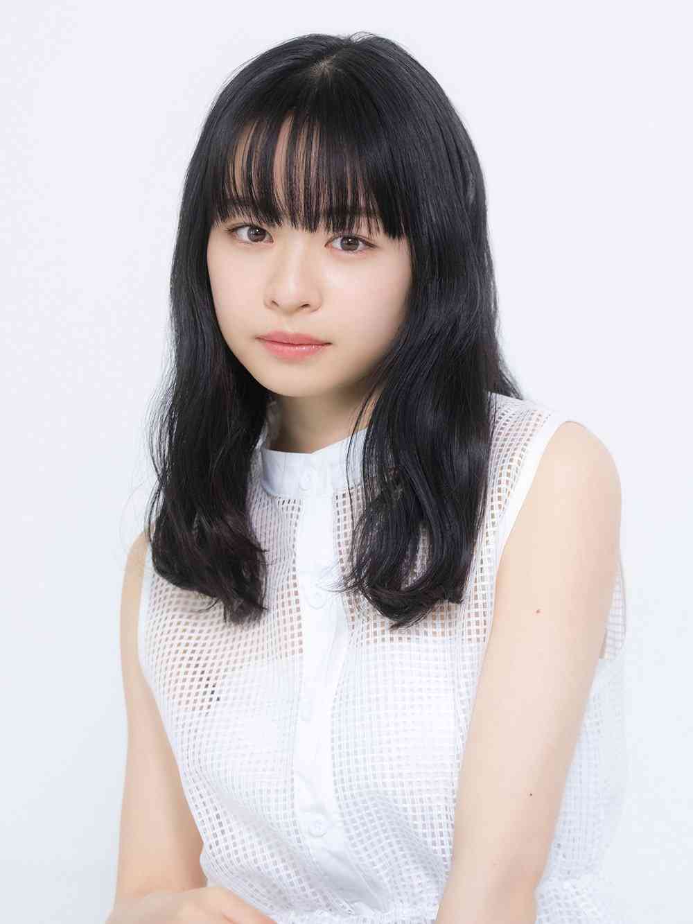 森七菜、自ら描いた芸術的な“空の絵”公開 『天気の子』地上波放送を前に新聞広告企画で