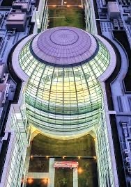 工事現場でクレーンが転倒　通行中の70代女性を搬送