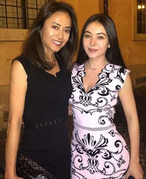 後藤久美子の25歳長女エレナ、黒統一コーデで母譲りの美貌を披露…６か国語堪能な“世界的美女