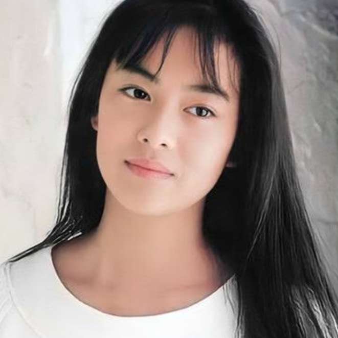 後藤久美子の25歳長女エレナ、黒統一コーデで母譲りの美貌を披露…６か国語堪能な“世界的美女