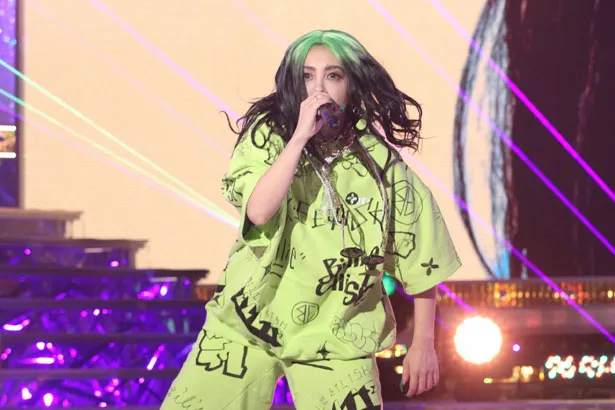 仲里依紗、大ファンのビリー・アイリッシュと歓喜の抱擁ショット「幸せな涙をたくさん流せました」