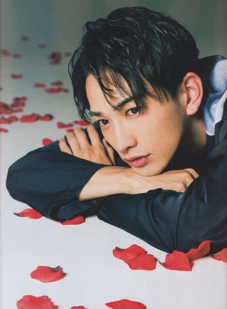 町田啓太、10年前の写真公開に照れ笑い「眉毛ほっそいですね」