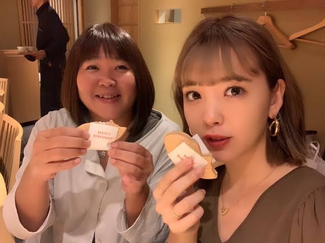 結婚したみちょぱの母・京子さんが「美人すぎ」「そっくり」「女優さんかと」と話題