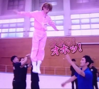 岩橋玄樹、雰囲気激変！上下黒＆ピンクスニーカーの最新ショットが「色んな玄樹くんが見れて幸せ」などの声