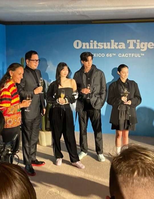 岩橋玄樹、雰囲気激変！上下黒＆ピンクスニーカーの最新ショットが「色んな玄樹くんが見れて幸せ」などの声