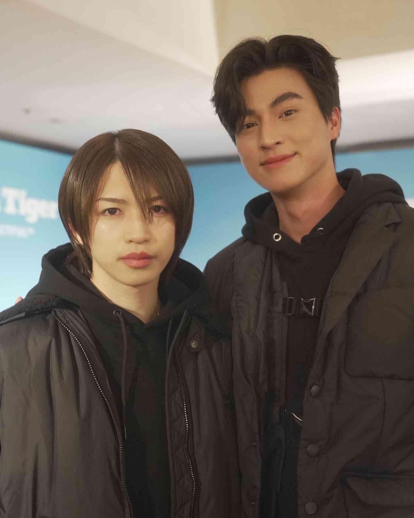 岩橋玄樹、雰囲気激変！上下黒＆ピンクスニーカーの最新ショットが「色んな玄樹くんが見れて幸せ」などの声