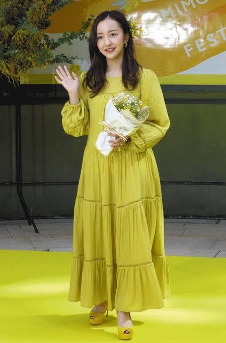 板野友美、大人可愛い着こなし！フリルニットドレス姿に感嘆の声「綺麗さがレベルアップしたような」