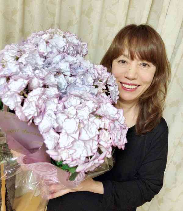 「乳輪をレーザーで焼いて皮膚を剥がした」「肋軟骨を取って鼻に移植」…総額4000万円！双子整形モデルが体験した“壮絶手術”