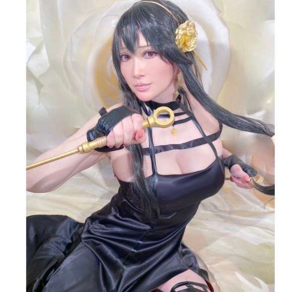 叶美香「チェンソーマン」人気キャラ・マキマのコスプレ披露 ファン絶賛