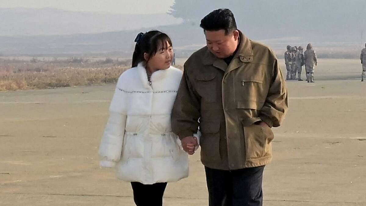 金正恩氏、娘連れで発射実験指導　「核には核で対抗」