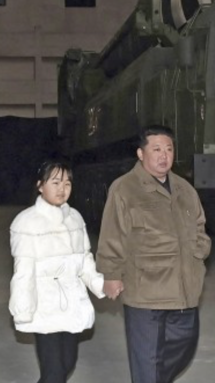 金正恩氏、娘連れで発射実験指導　「核には核で対抗」
