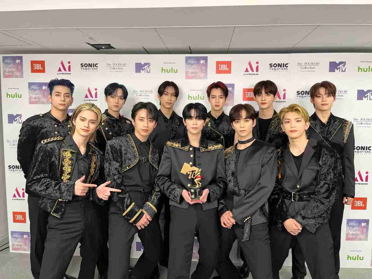 INI、1stアルバム『Awakening』12・14発売 メンバーソロジャケ含め全14形態