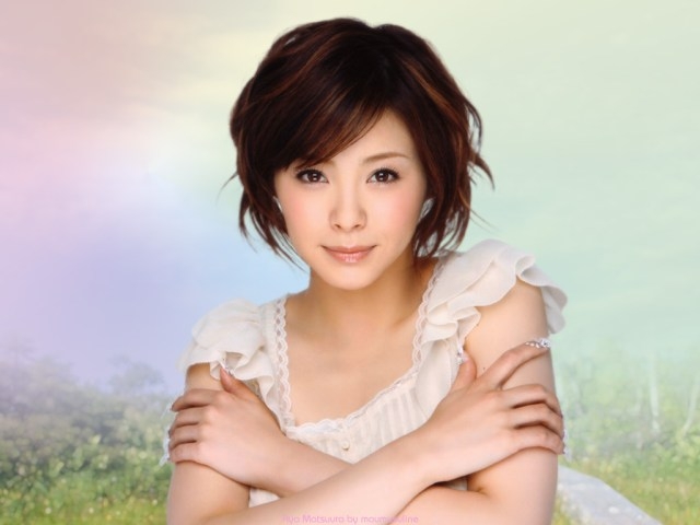 橘慶太、妻・松浦亜弥の新ビジュアルを公開 光を浴びた美しい横顔