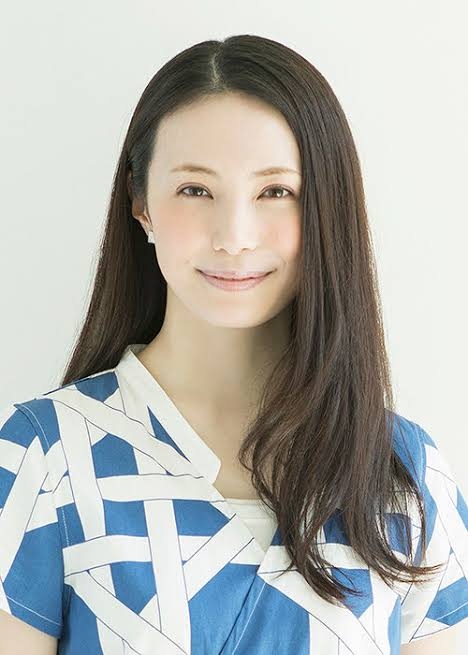 橘慶太、妻・松浦亜弥の新ビジュアルを公開 光を浴びた美しい横顔