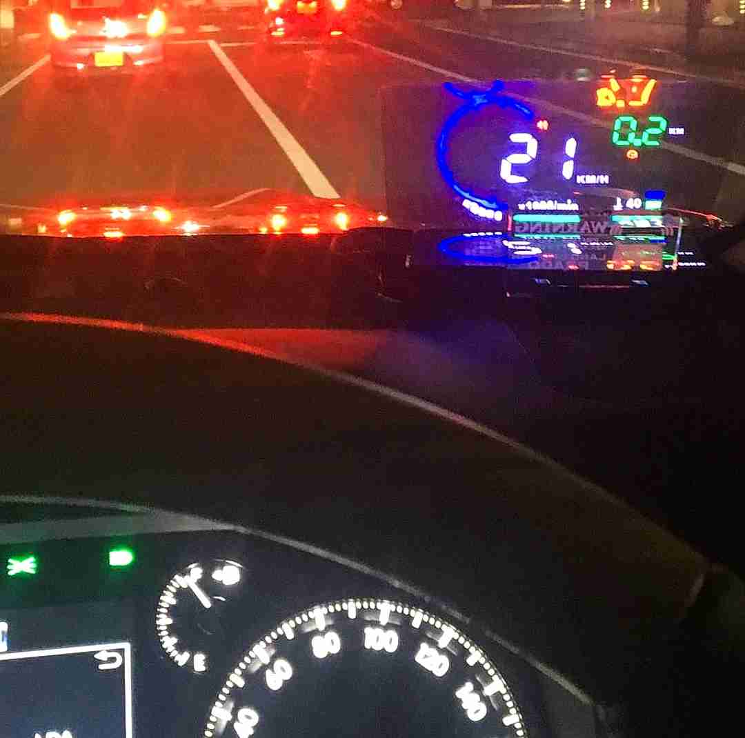 ヘッドアップディスプレーはなぜ不人気なのか? 体験者「かっこいい」の評価も、ホンネは「意識散る」 今後は定着するのか