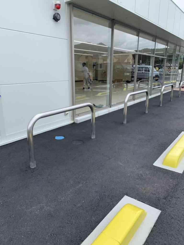 80歳代男性が運転の車、コンビニ店内に突っ込み陳列棚はねのける