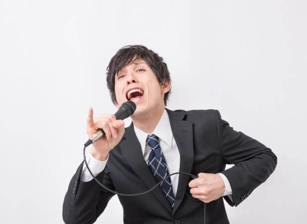 友人がドライブ中にかけた音楽のプレイリスト その内容が「笑撃的」だと話題に…