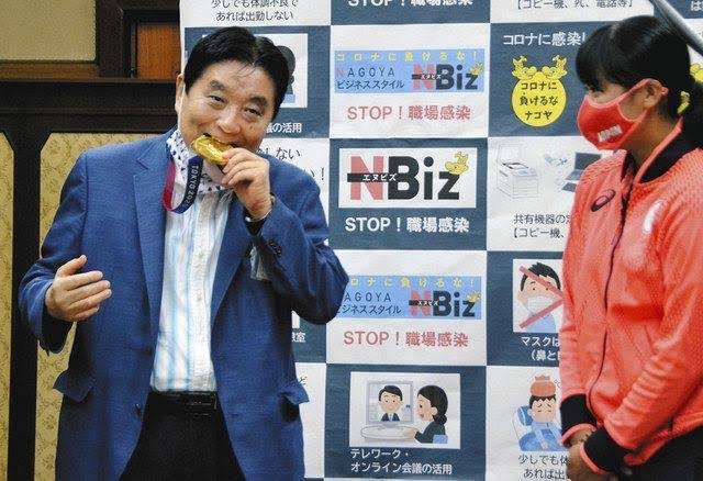 河村たかし市長、アイドル隣で卑猥ポーズ？　写真物議も...市は悪意否定「指ハートできなかっただけ」