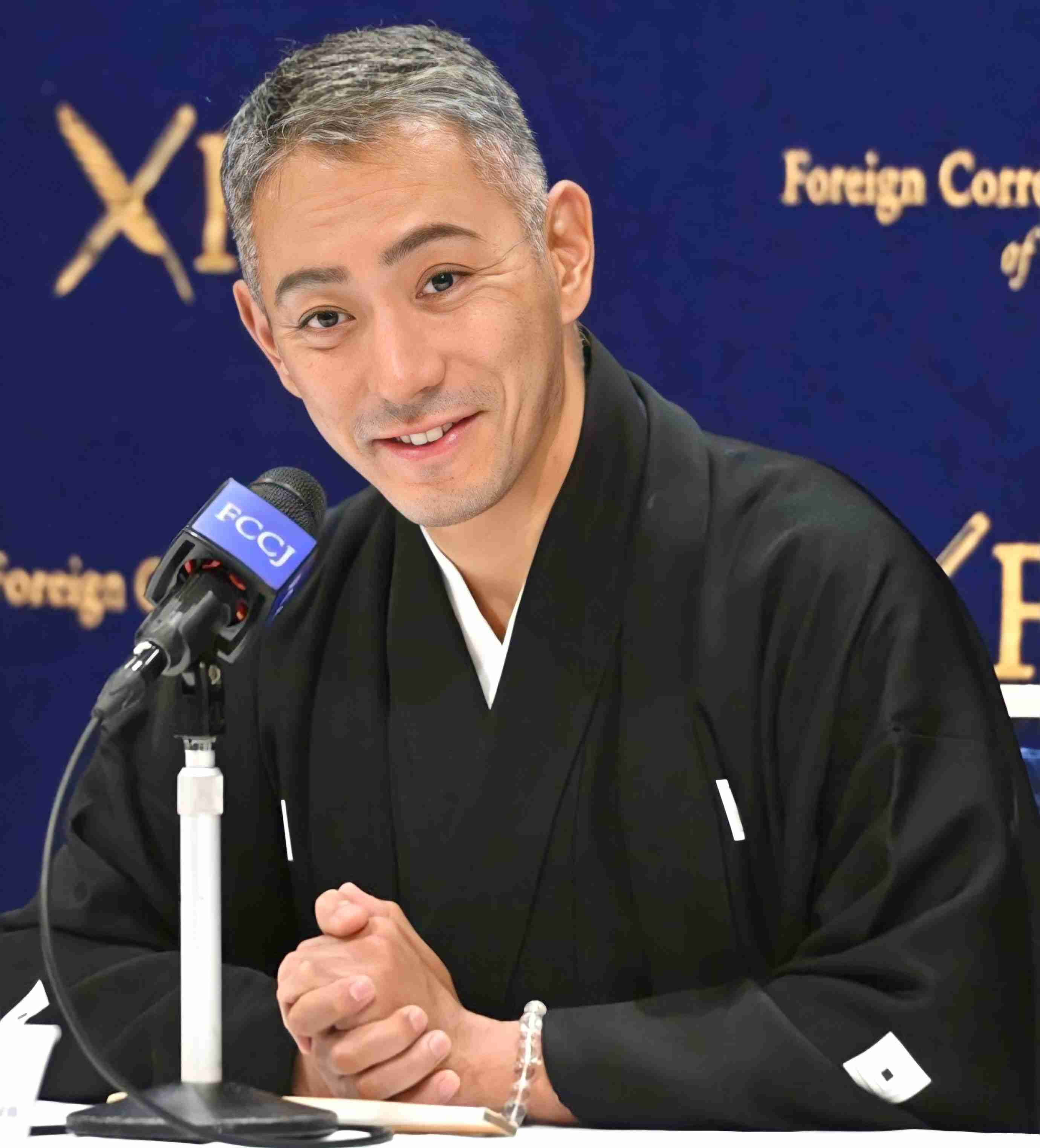 森星、母パメラさんとツーショット「受け継がれてゆくジュエリー」を身につけた黒＆白バージョン